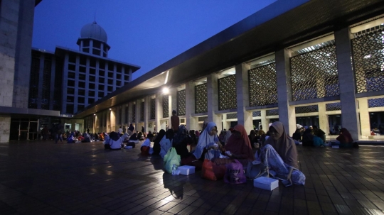 Hari pertama Ramadan, ribuan umat Islam nikmati 3.500 paket buka puasa di Istiqlal