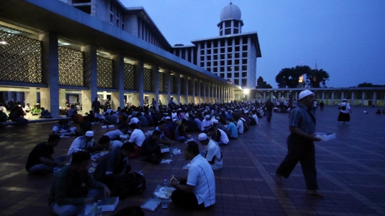 Hari pertama Ramadan, ribuan umat Islam nikmati 3.500 paket buka puasa di Istiqlal