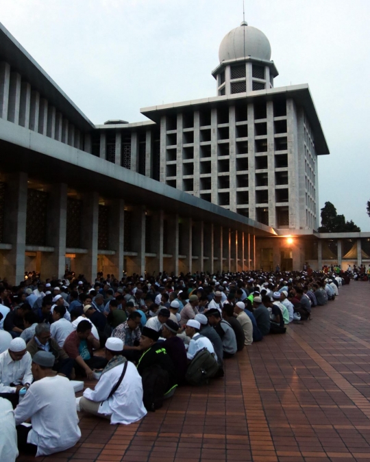 Hari pertama Ramadan, ribuan umat Islam nikmati 3.500 paket buka puasa di Istiqlal