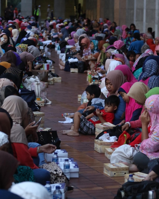 Hari pertama Ramadan, ribuan umat Islam nikmati 3.500 paket buka puasa di Istiqlal