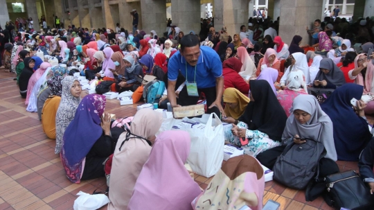 Hari pertama Ramadan, ribuan umat Islam nikmati 3.500 paket buka puasa di Istiqlal