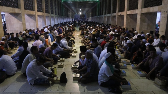 Hari pertama Ramadan, ribuan umat Islam nikmati 3.500 paket buka puasa di Istiqlal