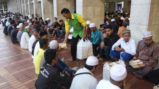 Hari pertama Ramadan, ribuan umat Islam nikmati 3.500 paket buka puasa di Istiqlal