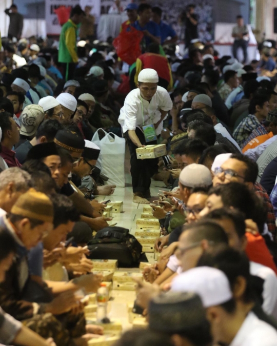 Hari pertama Ramadan, ribuan umat Islam nikmati 3.500 paket buka puasa di Istiqlal