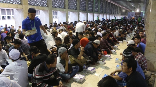 Hari pertama Ramadan, ribuan umat Islam nikmati 3.500 paket buka puasa di Istiqlal