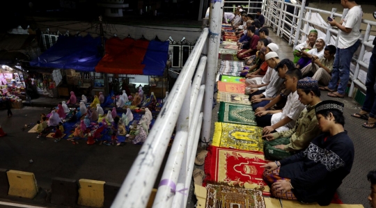 Kekhusyukan warga Pasar Gembrong salat Tarawih hingga ke JPO