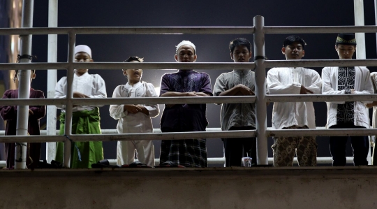 Kekhusyukan warga Pasar Gembrong salat Tarawih hingga ke JPO