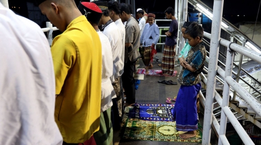Kekhusyukan warga Pasar Gembrong salat Tarawih hingga ke JPO