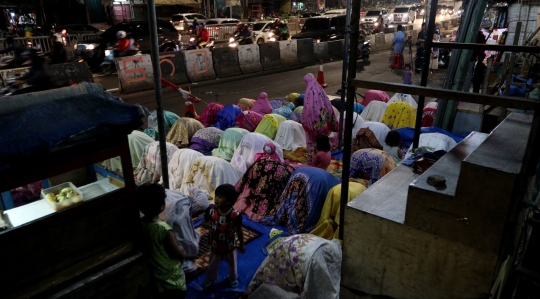 Kekhusyukan warga Pasar Gembrong salat Tarawih hingga ke JPO