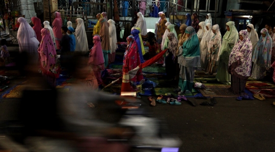 Kekhusyukan warga Pasar Gembrong salat Tarawih hingga ke JPO