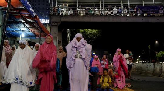 Kekhusyukan warga Pasar Gembrong salat Tarawih hingga ke JPO