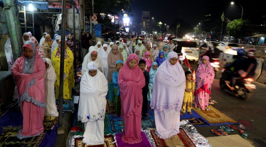 Kekhusyukan warga Pasar Gembrong salat Tarawih hingga ke JPO