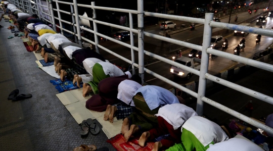 Kekhusyukan warga Pasar Gembrong salat Tarawih hingga ke JPO