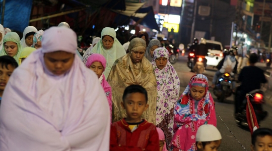 Kekhusyukan warga Pasar Gembrong salat Tarawih hingga ke JPO