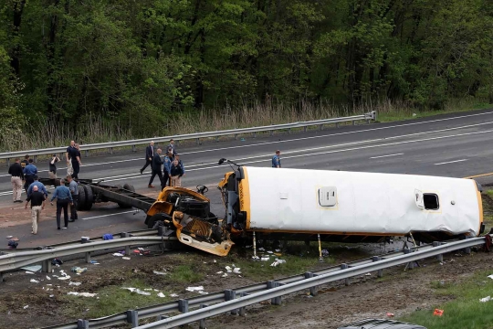 Nahas, 2 orang tewas 43 luka-luka dalam kecelakaan bus di Amerika