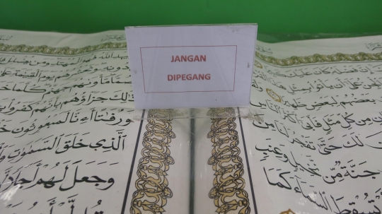 Melihat Alquran raksasa di Jakarta Islamic Centre