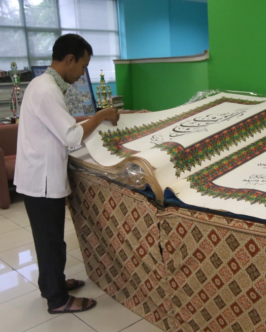 Melihat Alquran raksasa di Jakarta Islamic Centre