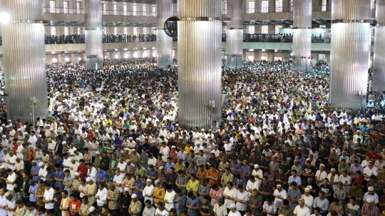 Bulan Ramadan, jemaah salat Jumat penuhi di Masjid Istiqlal