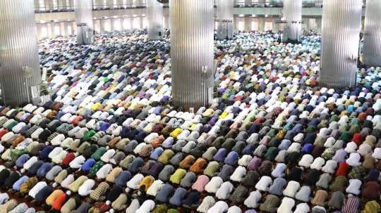 Bulan Ramadan, jemaah salat Jumat penuhi di Masjid Istiqlal