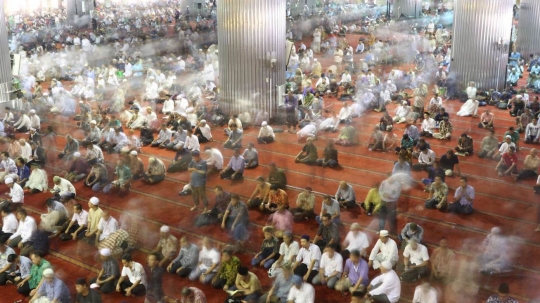 Bulan Ramadan, jemaah salat Jumat penuhi di Masjid Istiqlal