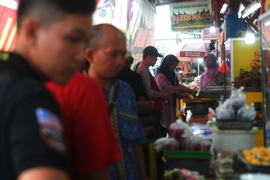 Berburu bubur kampiun untuk hidangan buka puasa di kawasan Senen