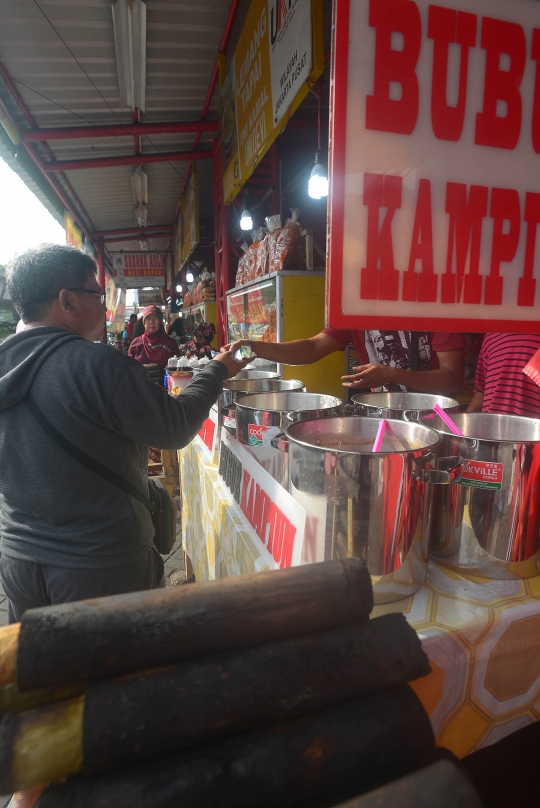 Berburu bubur kampiun untuk hidangan buka puasa di kawasan Senen