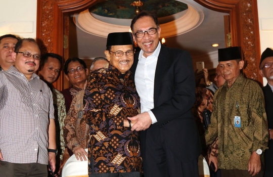 Hangatnya pertemuan Habibie dan Anwar Ibrahim