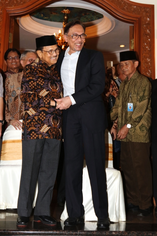 Hangatnya pertemuan Habibie dan Anwar Ibrahim