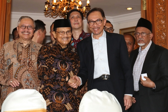 Hangatnya pertemuan Habibie dan Anwar Ibrahim