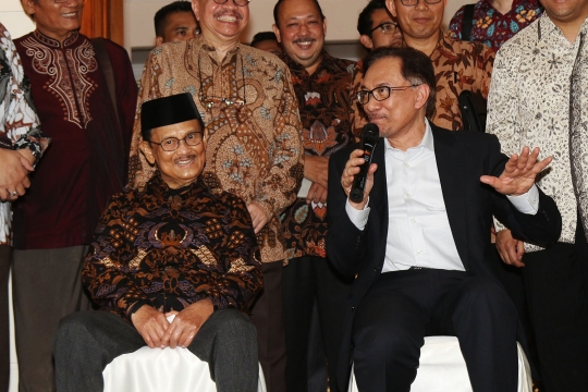 Hangatnya pertemuan Habibie dan Anwar Ibrahim