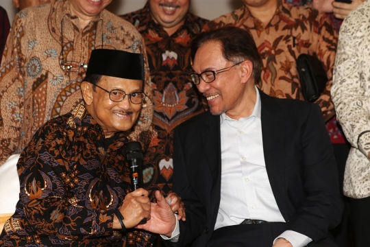 Hangatnya pertemuan Habibie dan Anwar Ibrahim