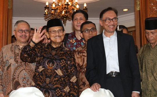 Hangatnya pertemuan Habibie dan Anwar Ibrahim