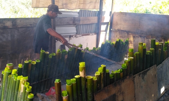 Mengais berkah Ramadan dari leumang