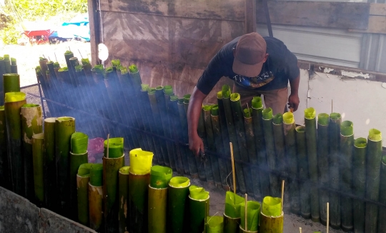 Mengais berkah Ramadan dari leumang