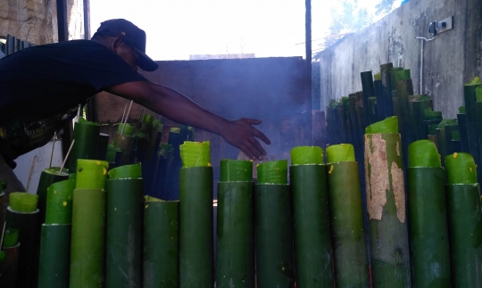 Mengais berkah Ramadan dari leumang