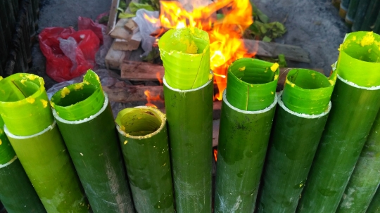 Mengais berkah Ramadan dari leumang