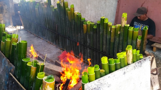 Mengais berkah Ramadan dari leumang