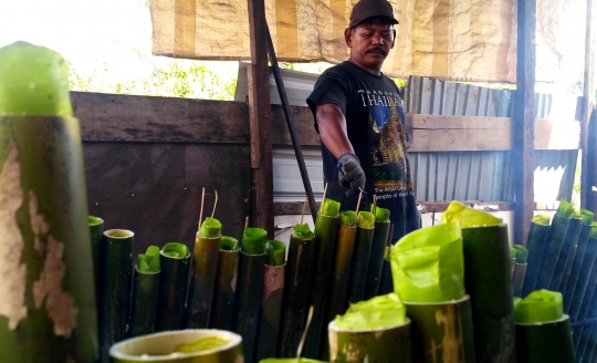 Mengais berkah Ramadan dari leumang