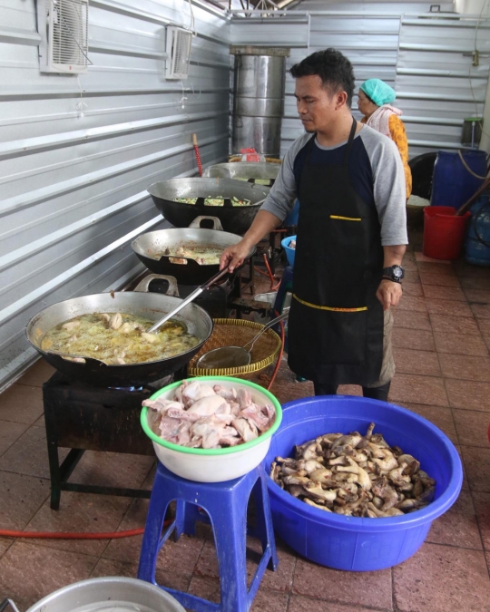 Intip kesibukan dapur Masjid Istiqlal menyiapkan 1.000 kotak makan