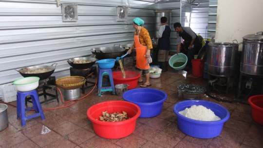 Intip kesibukan dapur Masjid Istiqlal menyiapkan 1.000 kotak makan