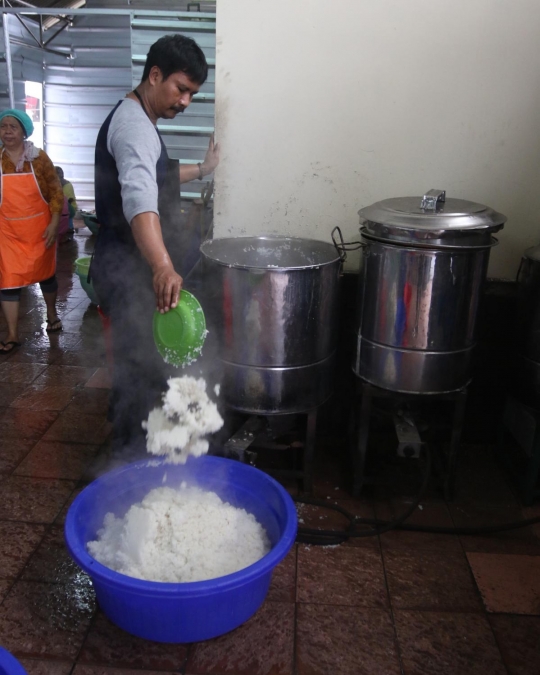 Intip kesibukan dapur Masjid Istiqlal menyiapkan 1.000 kotak makan