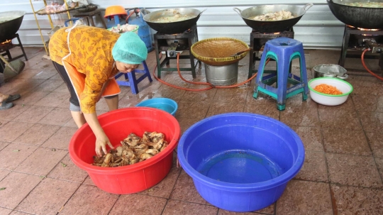 Intip kesibukan dapur Masjid Istiqlal menyiapkan 1.000 kotak makan