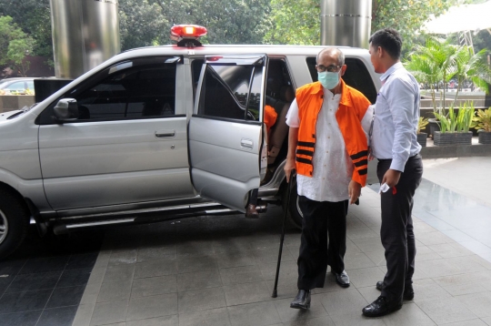 Bermasker dan bertongkat, Bupati Bandung Barat nonaktif kembali diperiksa KPK