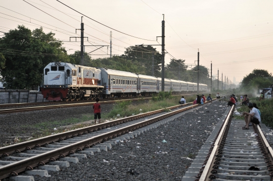 Keceriaan kecil ngabuburit di pinggir rel kereta