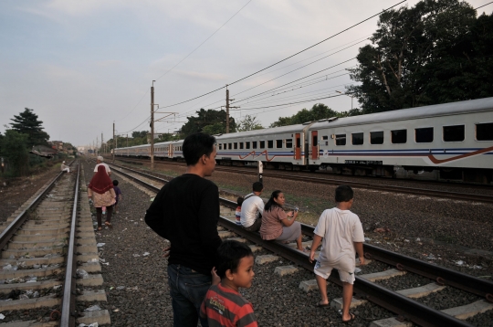 Keceriaan kecil ngabuburit di pinggir rel kereta