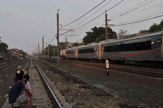 Keceriaan kecil ngabuburit di pinggir rel kereta