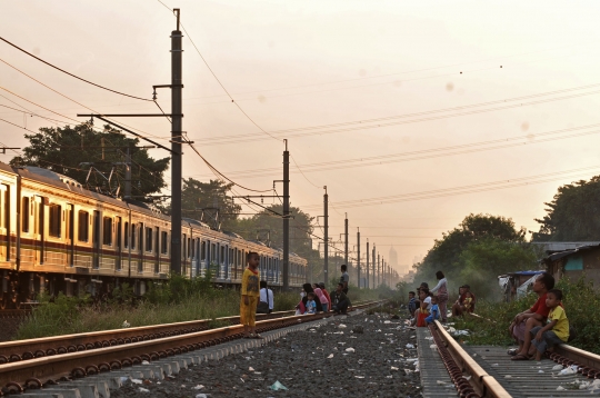 Keceriaan kecil ngabuburit di pinggir rel kereta