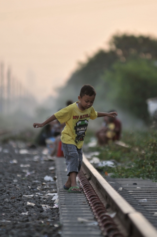 Keceriaan kecil ngabuburit di pinggir rel kereta