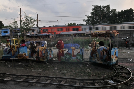 Keceriaan kecil ngabuburit di pinggir rel kereta