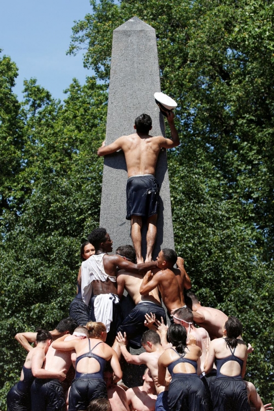 Setahun di Akademi AL, para perwira AS berebut panjat Monumen Herndon